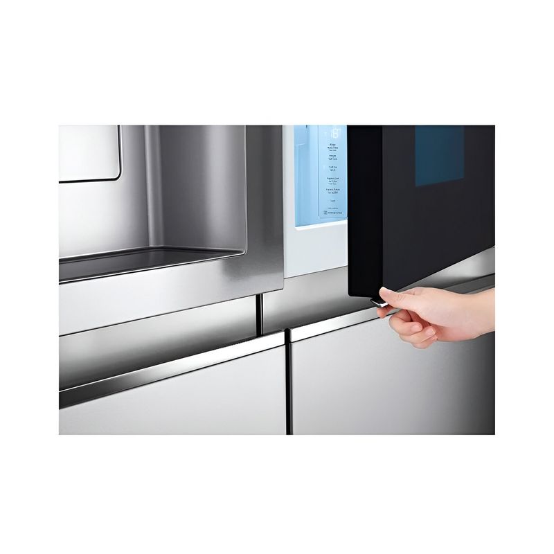 Refrigerador Inverter con dispensador SBS 812L Instaview Craft Ice acero inox LG, primer plano de mano abriendo la puerta