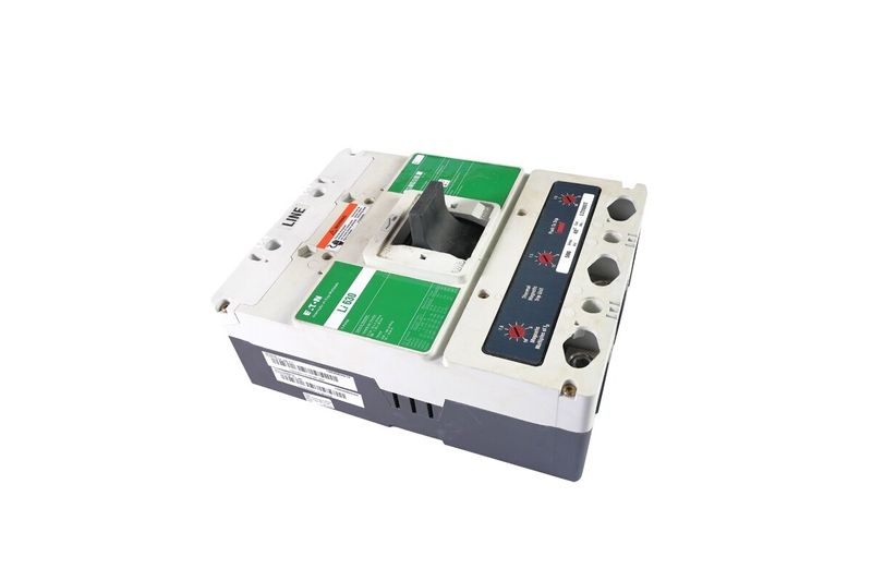 Main breaker 3P LI de 500 amp Eaton, vista diagonal superior del interruptor eléctrico en color blanco y gris