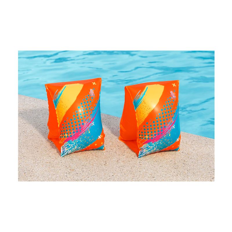 Mangas flotantes para niños 3 a 6 años multicolor Bestway, par de flotadores naranjas con diseño gráfico junto a una piscina
