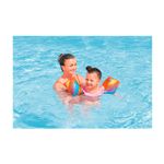 Mangas flotantes para niños de 3 a 6 años multicolor Bestway, niña usándolas en una piscina junto a una mujer
