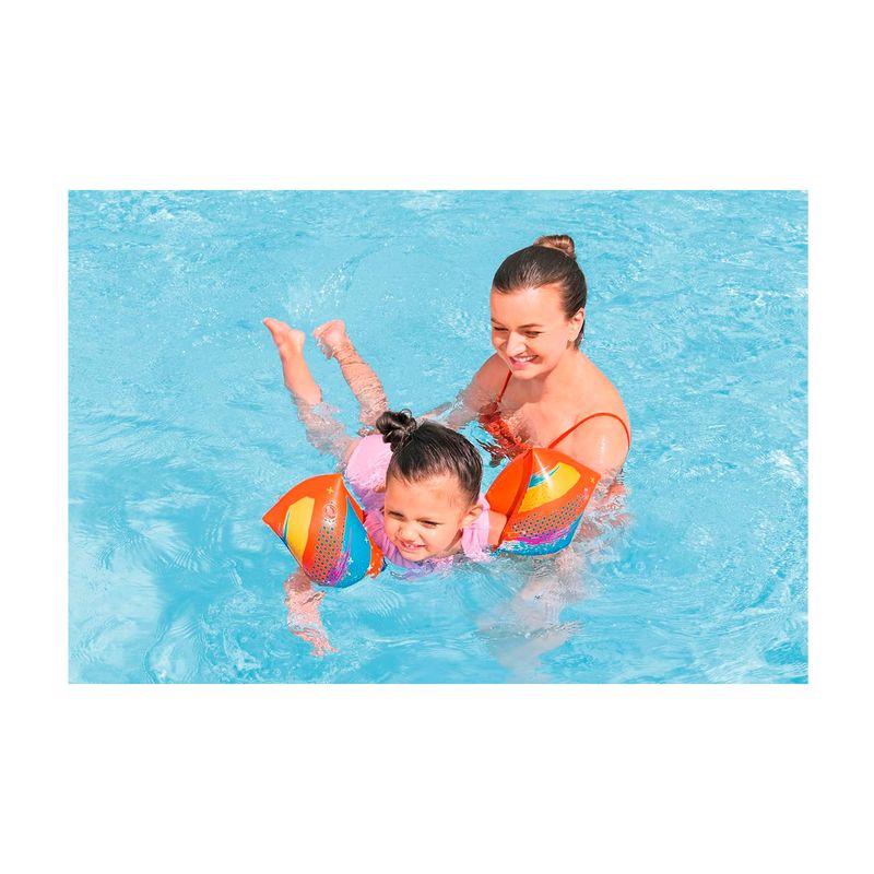 Mangas flotantes para niños 3 a 6 años multicolor Bestway, niña usándolas en una piscina junto a una mujer adulta
