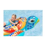 Flotador inflable para niños diseño tortuga multicolor Bestway, niña pequeña usándolo en una piscina