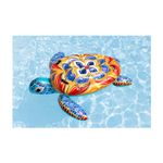 Flotador inflable para niños diseño tortuga multicolor Bestway, flotando sobre el agua azul de una piscina