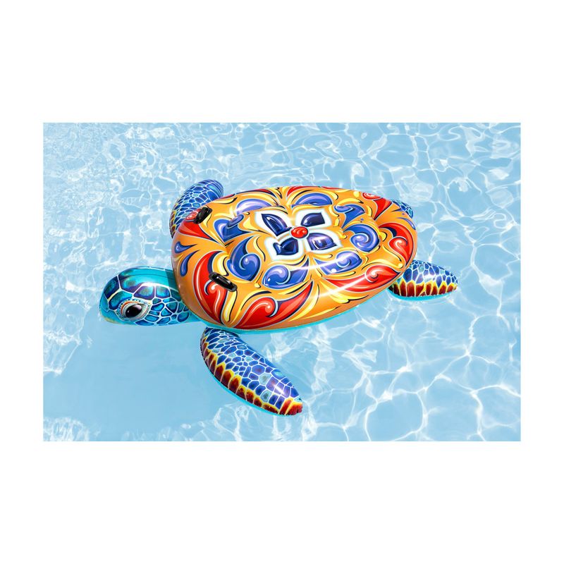 Flotador inflable para niños diseño tortuga multicolor Bestway, flotando sobre el agua azul de una piscina