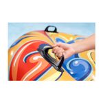 Flotador inflable para niños diseño tortuga multicolor Bestway, primer plano de una mano sujetando el asa negra