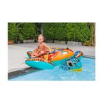 Flotador inflable para niños diseño tortuga multicolor Bestway, niño sentado sobre el inflable dentro de una piscina