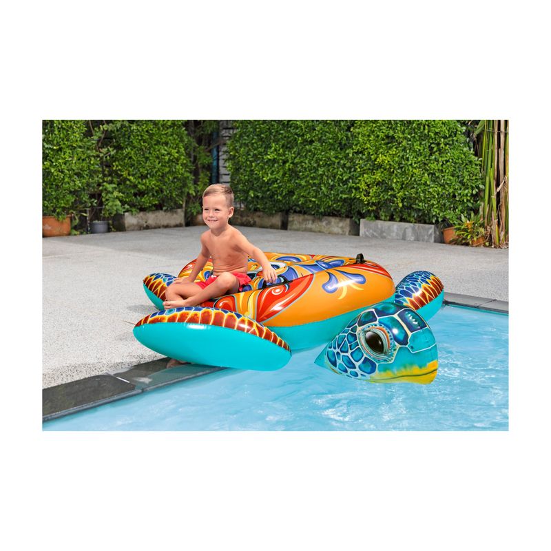 Flotador inflable para niños diseño tortuga multicolor Bestway, niño sentado sobre el inflable dentro de una piscina