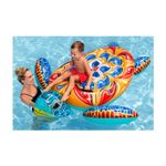 Flotador inflable para niños diseño tortuga multicolor Bestway, niño sentado sobre el inflable en una piscina