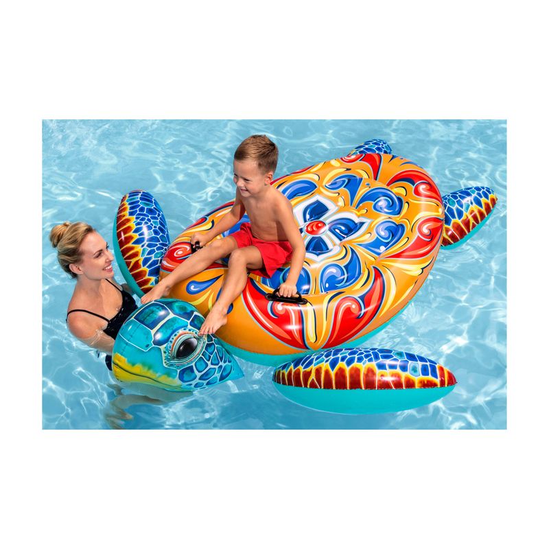 Flotador inflable para niños diseño tortuga multicolor Bestway, niño sentado sobre el inflable en una piscina