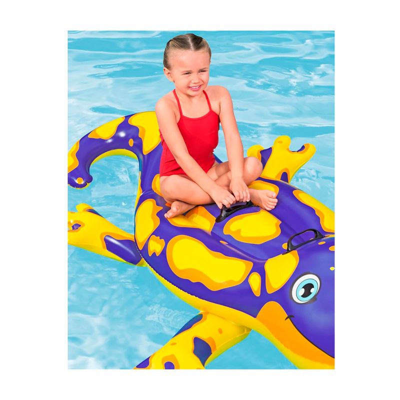 Flotador inflable doble para niños diseño salamandra Bestway, niña sentada sobre el inflable amarillo y morado en la piscina