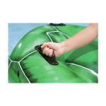 Flotador inflable para niños diseño tortuga verde Bestway, primer plano de una mano sujetando el asa negra