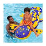 Flotador inflable doble para niños diseño salamandra Bestway, niño sentado sobre el flotador púrpura y amarillo en la piscina