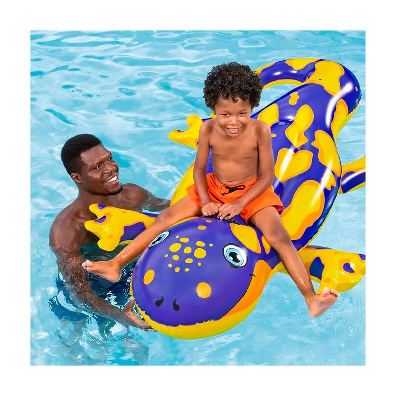 Flotador inflable doble para niños diseño salamandra Bestway, niño sentado sobre el flotador púrpura y amarillo en la piscina
