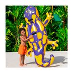 Flotador inflable doble para niños diseño salamandra Bestway, niño pequeño junto al inflable púrpura y amarillo