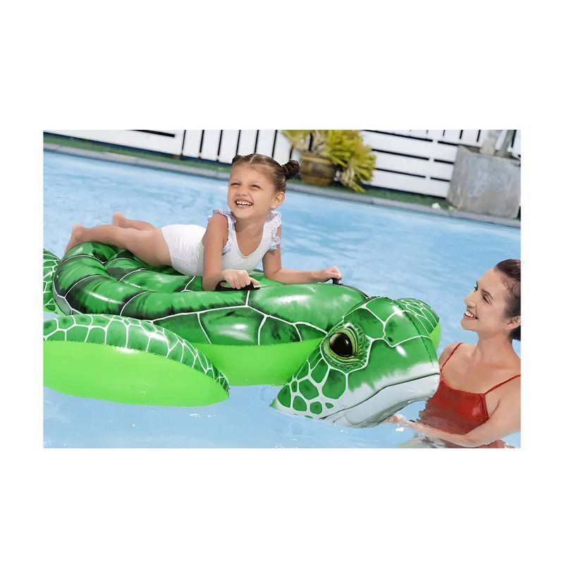 Flotador inflable para niños diseño tortuga verde Bestway, niña pequeña recostada sobre el inflable en una piscina