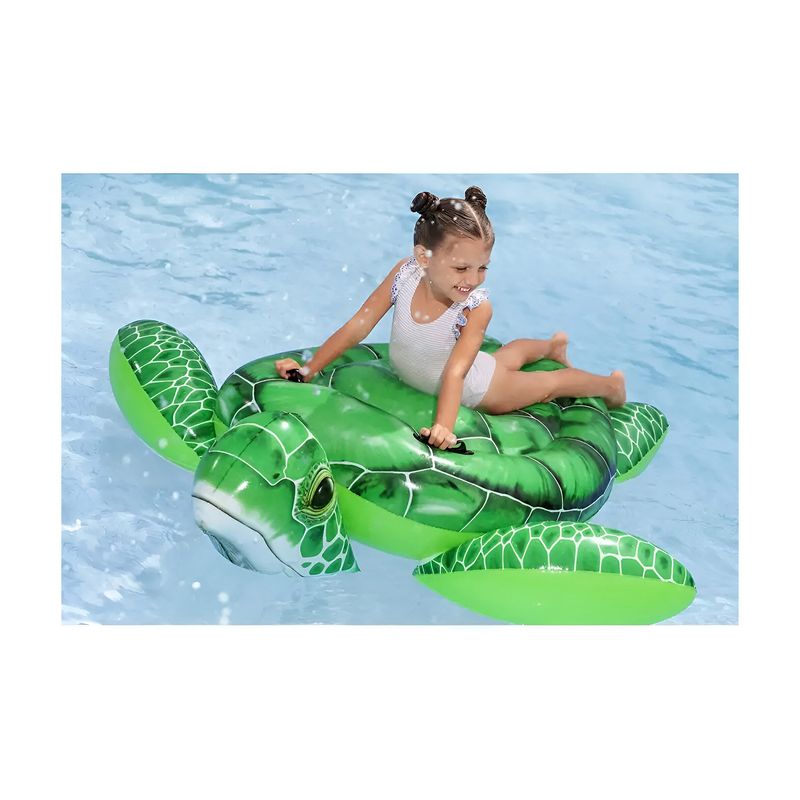 Flotador inflable para niños diseño tortuga verde Bestway, niña pequeña sentada sobre el inflable en una piscina