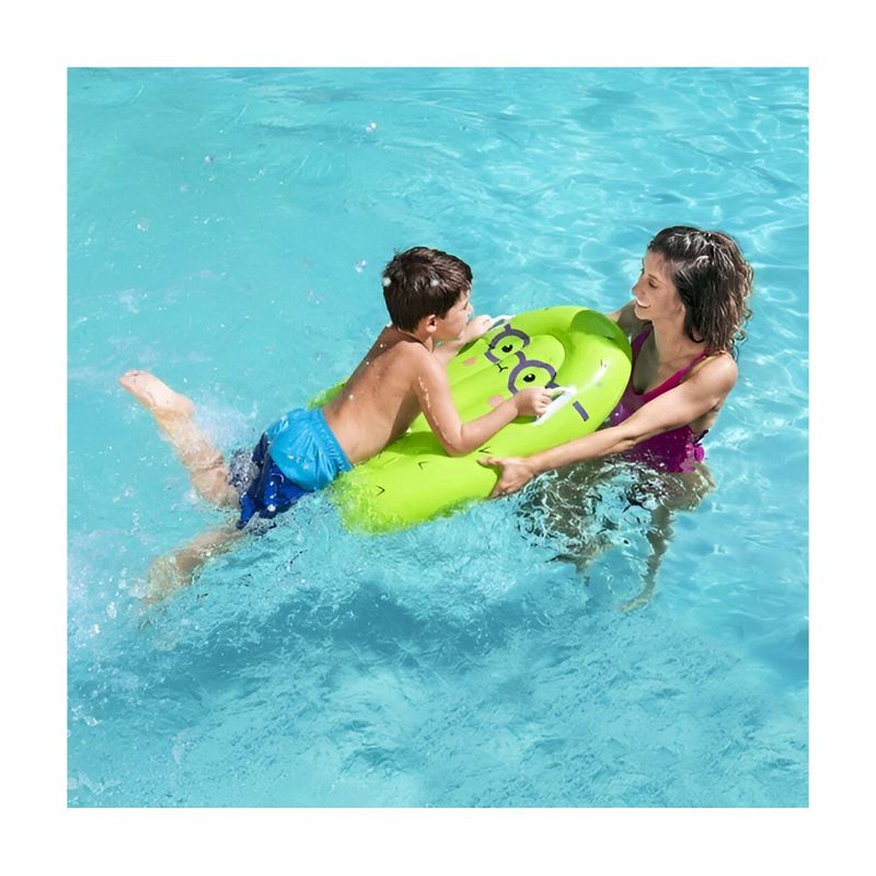 Colchoneta inflable para niños diseño frutas Bestway, niño y mujer usándola en una piscina de agua azul