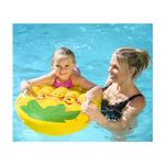 Colchoneta inflable para niños diseño frutas Bestway, niña y mujer usándola en una piscina con diseño de piña amarilla