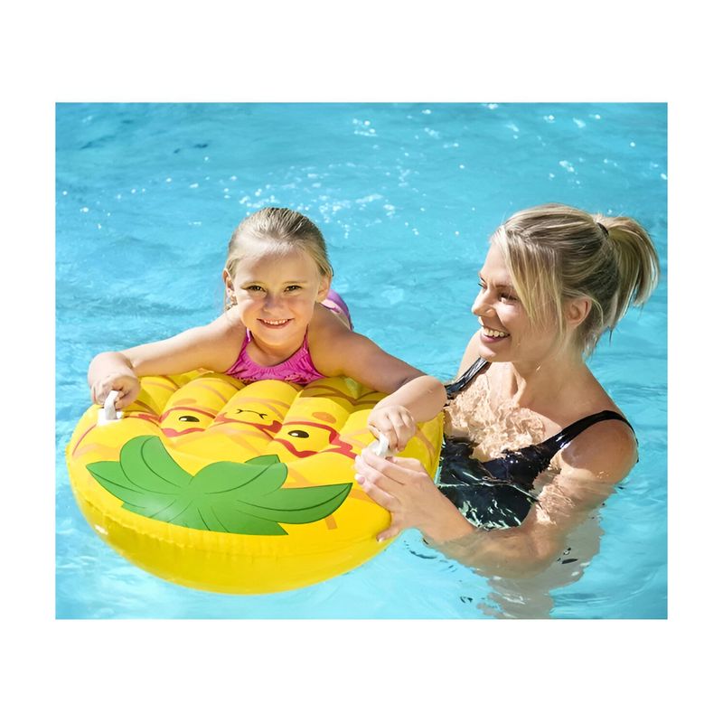 Colchoneta inflable para niños diseño frutas Bestway, niña y mujer usándola en una piscina con diseño de piña amarilla