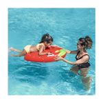 Colchoneta inflable para niños diseño frutas Bestway, niña usando la colchoneta roja de fresa en una piscina con una adulta