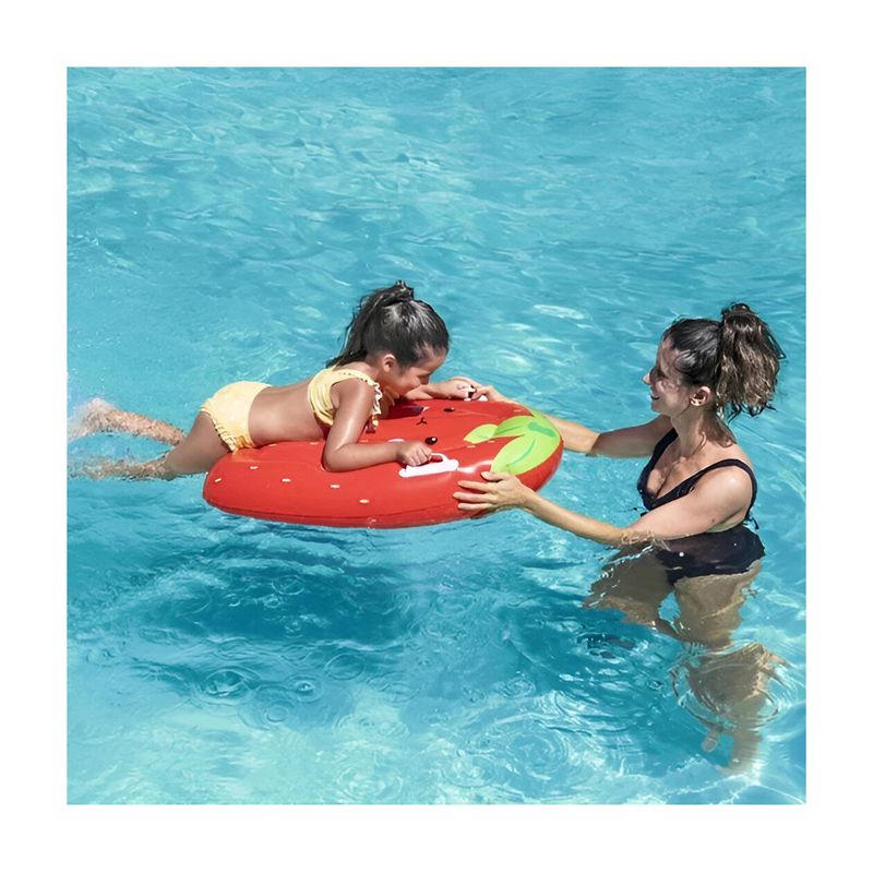 Colchoneta inflable para niños diseño frutas Bestway, niña usando la colchoneta roja de fresa en una piscina con una adulta