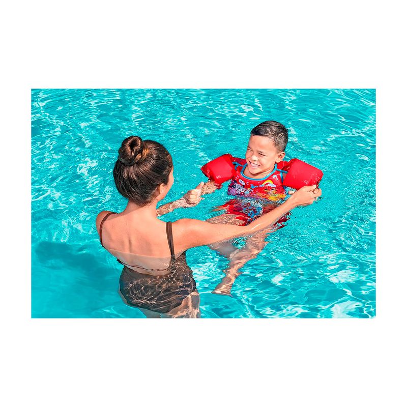 Chaleco flotador infantil con mangas 3 a 6 años Mickey rojo Bestway, niño usándolo en una piscina junto a una mujer