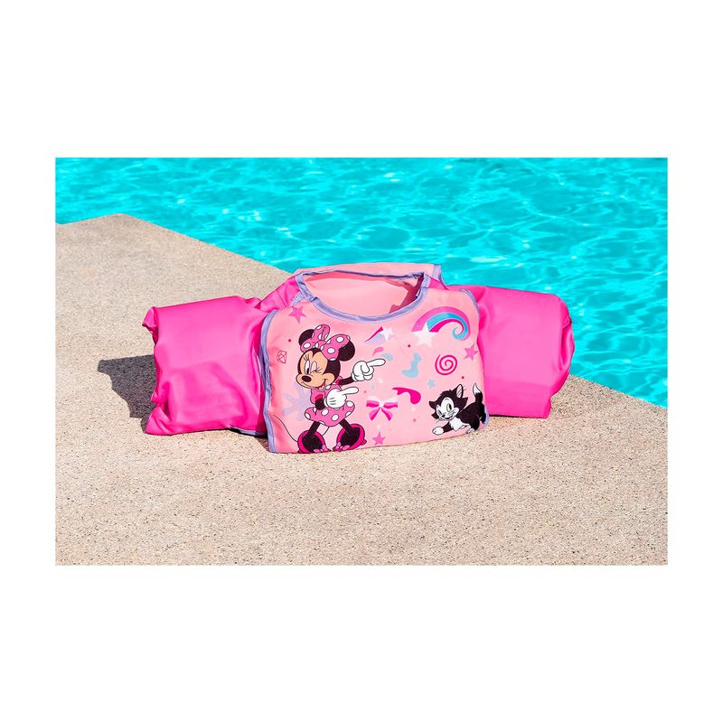 Chaleco flotador infantil con mangas 3 a 6 años Minnie rosa Bestway, extendido sobre el borde de una piscina