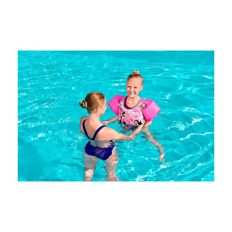 Chaleco flotador infantil con mangas 3 a 6 años Minnie rosa Bestway, niña usándolo en una piscina junto a una adulta