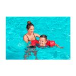 Chaleco flotador infantil con mangas 3 a 6 años Mickey rojo Bestway, niño usándolo en la piscina junto a una mujer