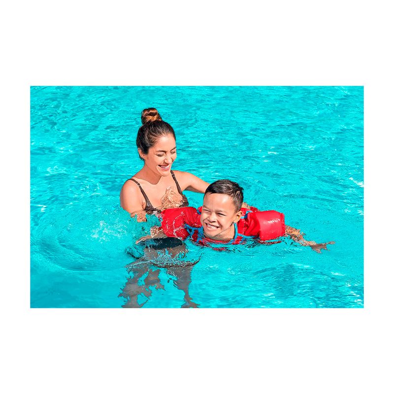 Chaleco flotador infantil con mangas 3 a 6 años Mickey rojo Bestway, niño usándolo en la piscina junto a una mujer