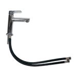 Llave lavamano monomando palanca baja Quad cromo Sinsa, vista lateral con mangueras de conexión flexibles negras