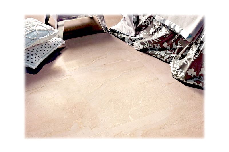 Porcelanato 60x60 Geotiles marfil brillante mármol, instalado en el piso de una habitación junto a una cama