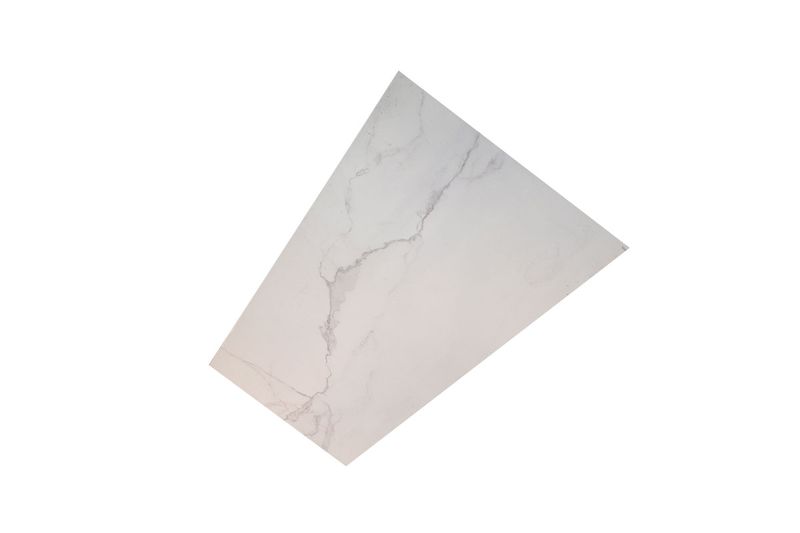 Porcelanato 60x120 Anima White BR Rect Sinsa, pieza única inclinada con vetas grises sobre fondo blanco brillante