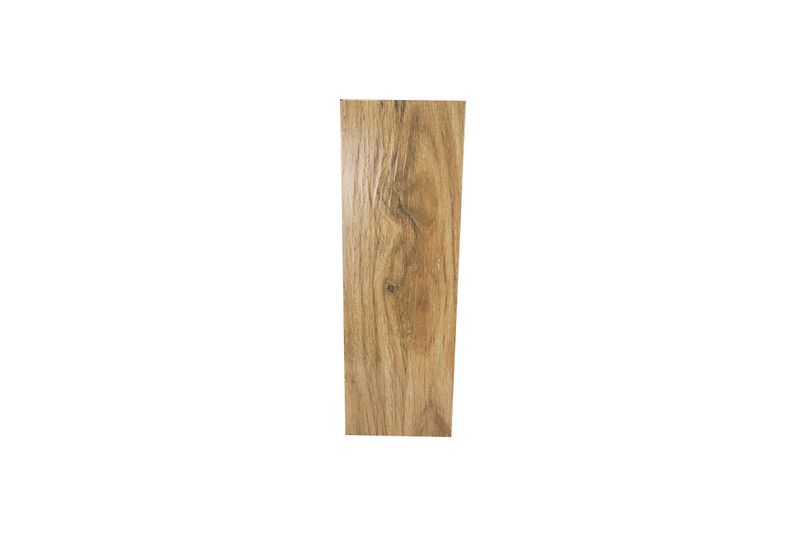 Baldosa 20 x 60 madera olivo brillante Hispacensa, vista frontal de una sola pieza con vetas naturales de madera