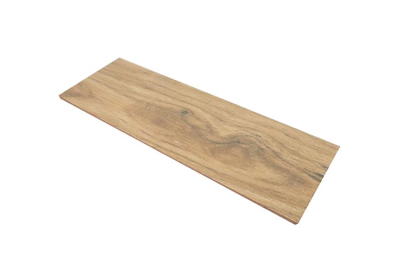 Baldosa 20 x 60 madera olivo brillante Hispacensa, vista aérea inclinada de la pieza rectangular