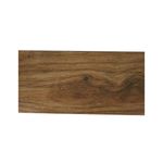Baldosa 20x60 madera olivo brillante Hispacensa, vista frontal del diseño de veta de madera con nudo central