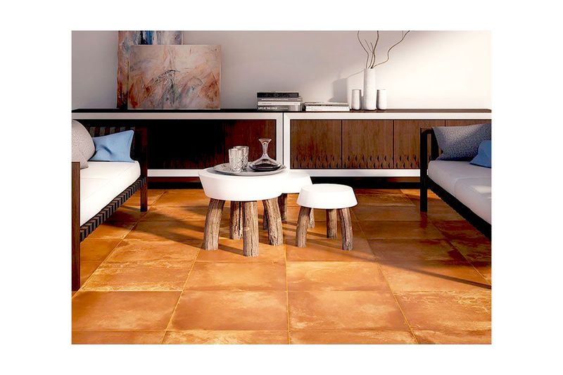 Baldosa 45 x 45 Cotto rojo rústico mate Daltile, instalada en piso de una sala con muebles y decoración moderna
