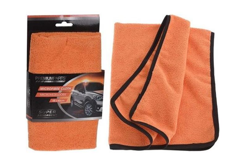 Paño de microfibra para auto naranja 48x60 cm Koopman, uno doblado con borde negro y otro en su empaque comercial