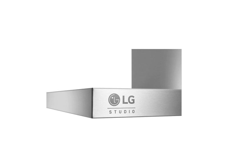 Campana para cocina acero inoxidable con iluminación LED LG, primer plano del logo LG Studio en el frente metálico