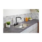 Llave para pantry doble manija negro Sena-Pfister, instalada en fregadero con agua corriendo