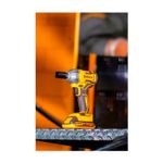 Llave de impacto inalámbrica Ingco de 1/2 pulgada, 500 Nm y 20 V, primer plano lateral apoyada sobre superficie metálica