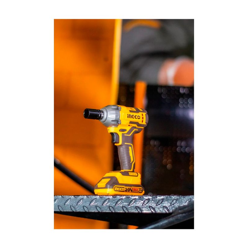 Llave de impacto inalámbrica Ingco de 1/2 pulgada, 500 Nm y 20 V, primer plano lateral apoyada sobre superficie metálica