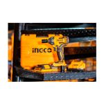 Llave de impacto inalámbrica 1/2 500 Nm 20 V Ingco, junto a su maletín naranja, batería y cargador sobre superficie negra