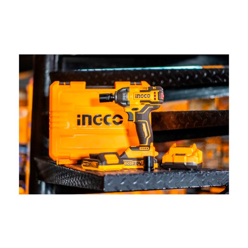 Llave de impacto inalámbrica 1/2 500 Nm 20 V Ingco, junto a su maletín naranja, batería y cargador sobre superficie negra