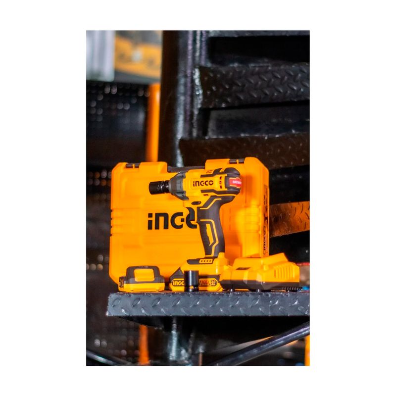 Llave de impacto inalámbrica 1/2 500 Nm 20 V Ingco, posicionada sobre su maletín de transporte naranja