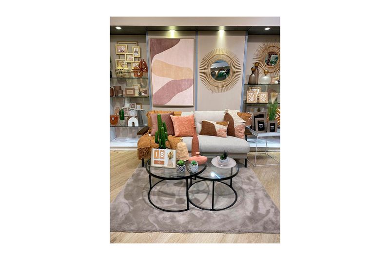 Cuadro decorativo 4.3 x 82.6 x 122.6 cm Concepts, ambientado en una sala sobre un sofá con tonos tierra y beige
