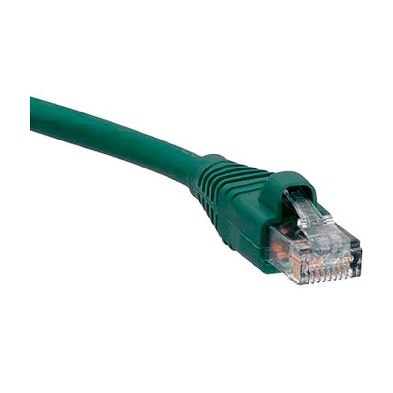 Patch cord Leviton de 7 pies verde Cat6, vista en primer plano del conector RJ45 y el cable
