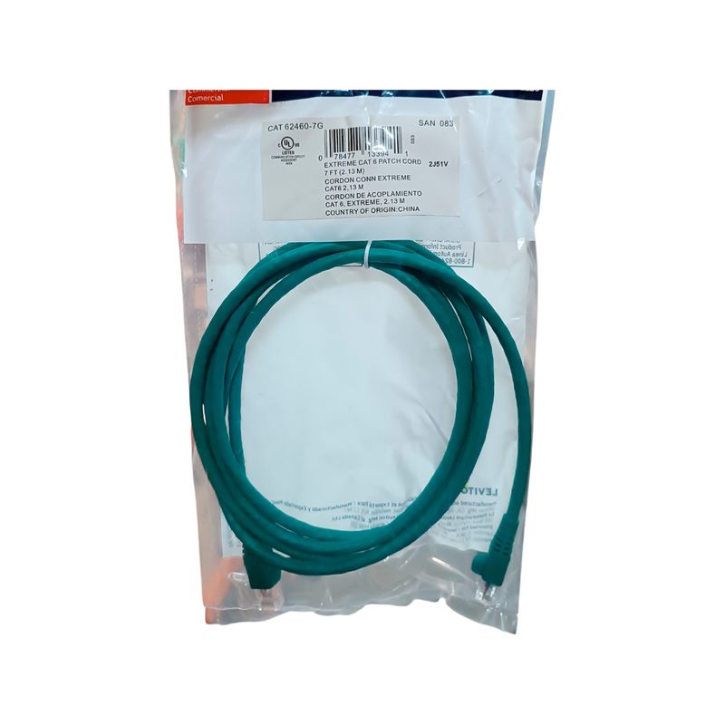 Patch cord Leviton 7 pies verde Cat6, cable enrollado dentro de su empaque plástico transparente con etiqueta blanca