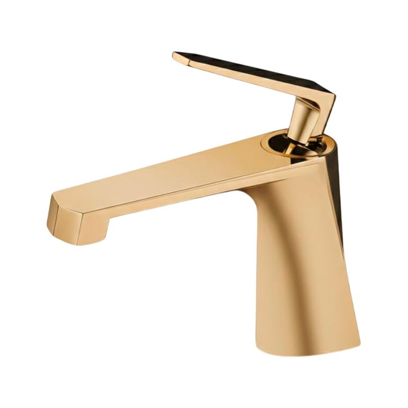 Llave lavamano monomando baja dorado mate Sinsa, vista lateral del grifo con palanca de mando abierta