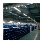 Tubo T8 LED 36 W 6500 K 3600 lm 100-240 V Tecnolite, instalados iluminando un almacén con estanterías azules